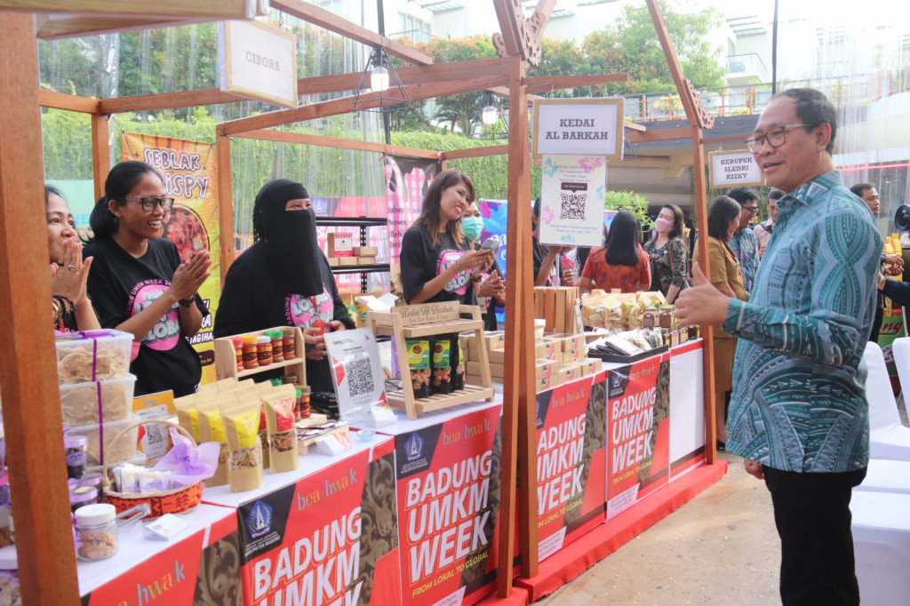 Wabup Suiasa Membuka Badung UMKM Week di Beachwalk Kuta